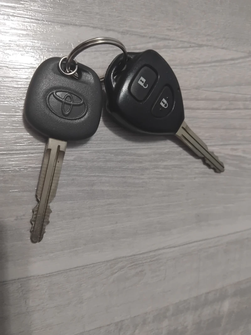 Toyota Yaris 1.0 климатик, снимка 3 - Автомобили и джипове - 52772957