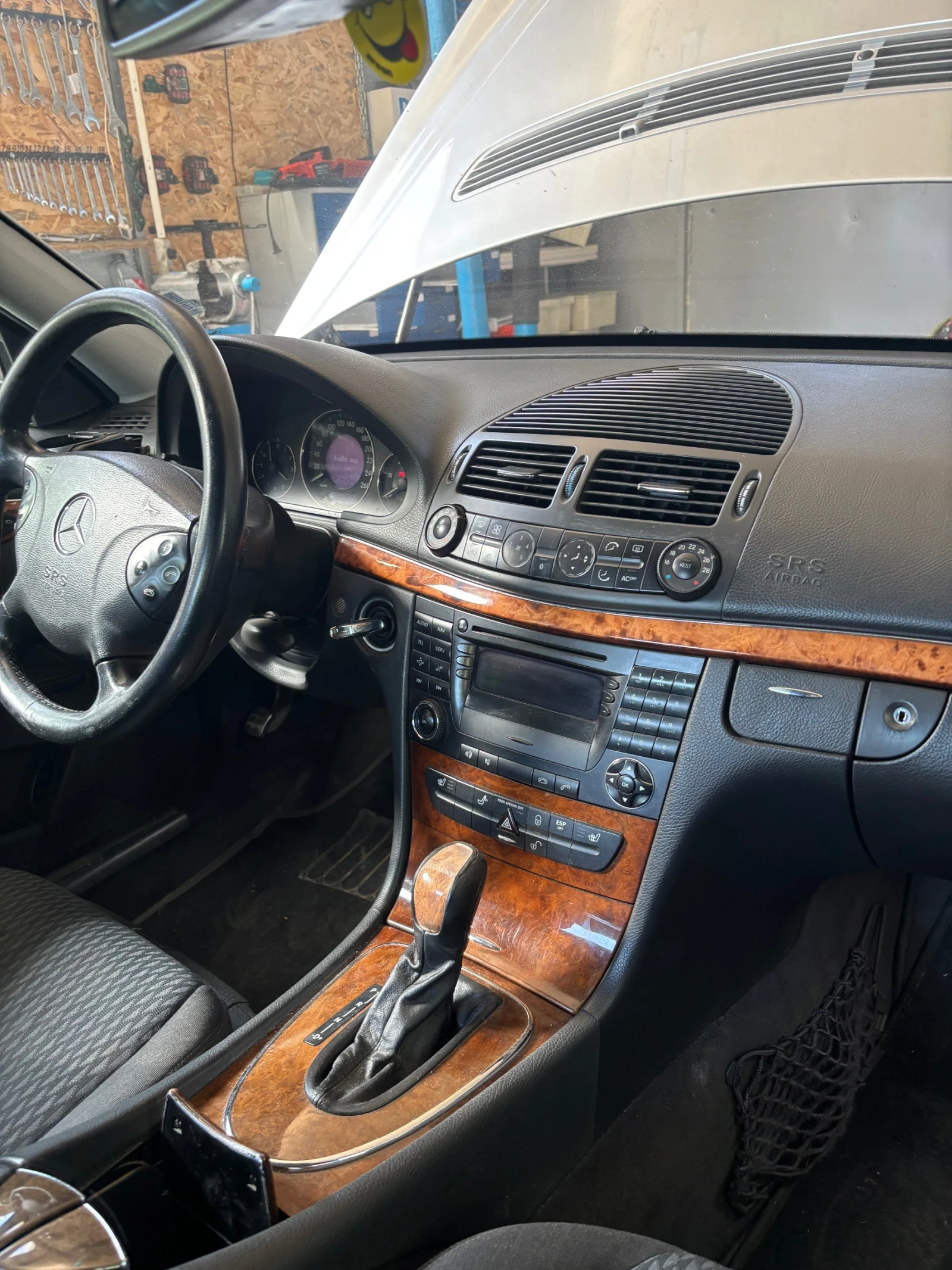 Mercedes-Benz E 220 Елеганс, снимка 9 - Автомобили и джипове - 54414181