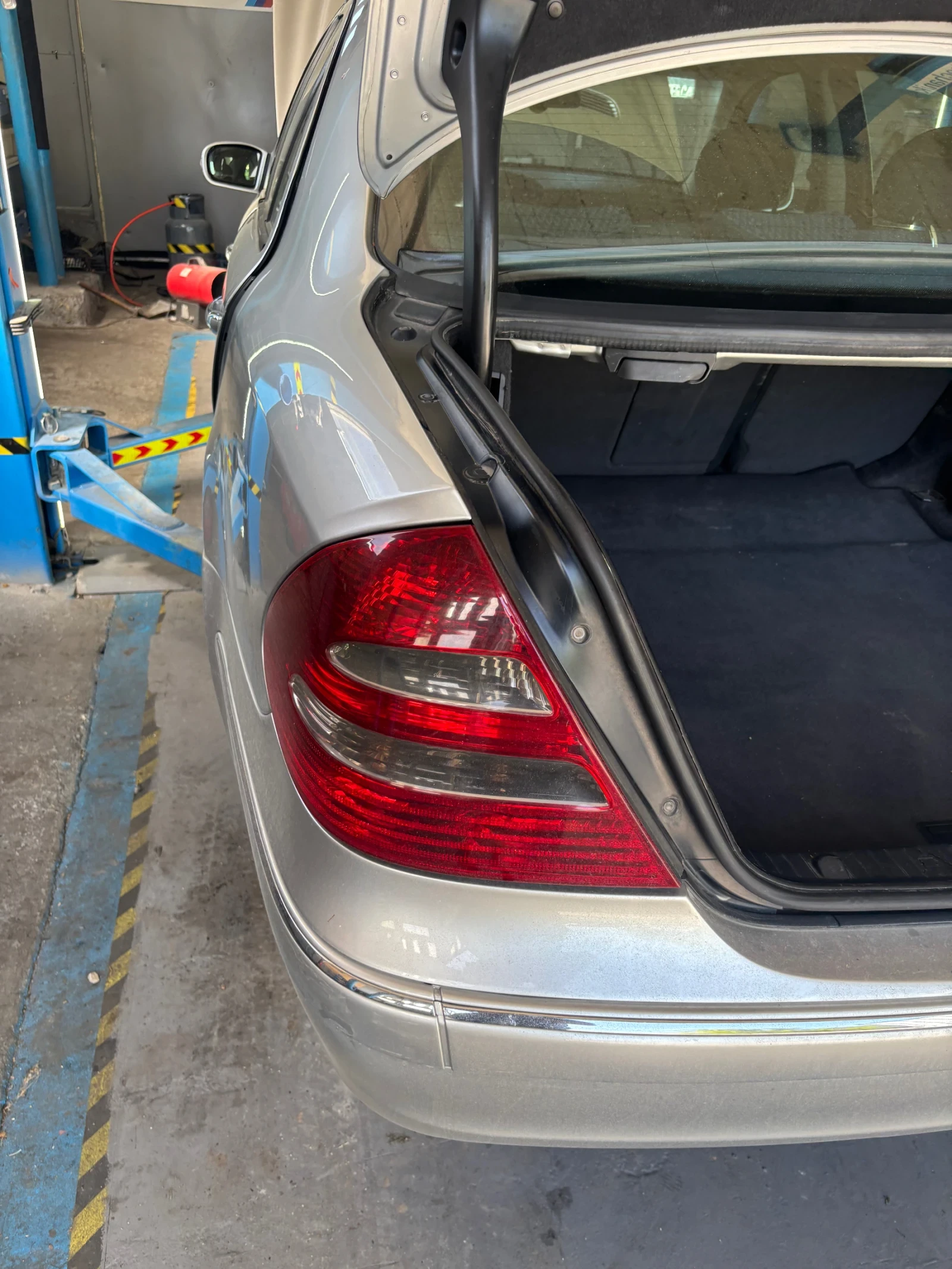 Mercedes-Benz E 220 Елеганс, снимка 6 - Автомобили и джипове - 54414181