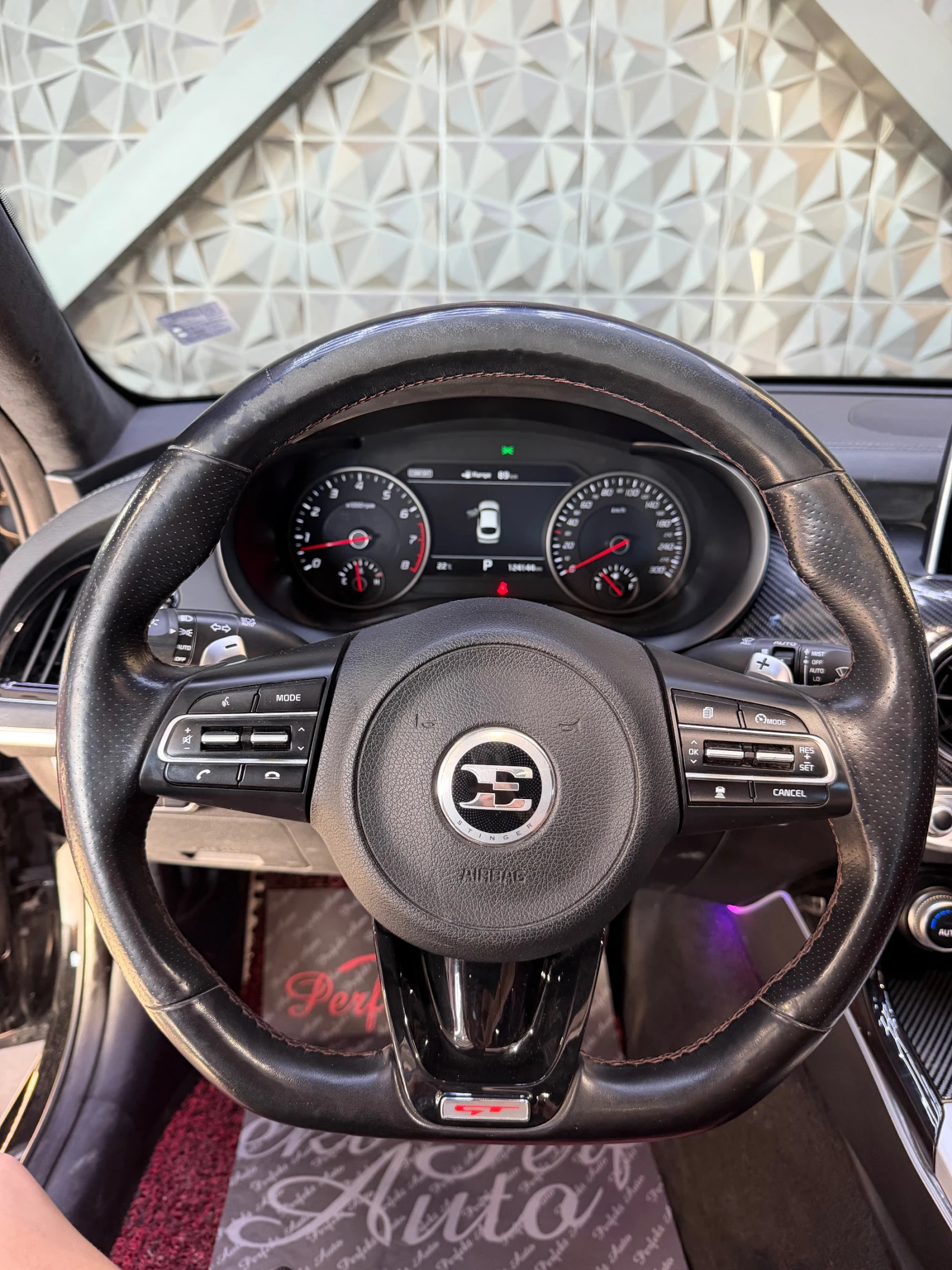 Kia Stinger 3.3 AWD 4x4 * FULL Екстри * LEXICON * Шибедах * , снимка 12 - Автомобили и джипове - 54792523