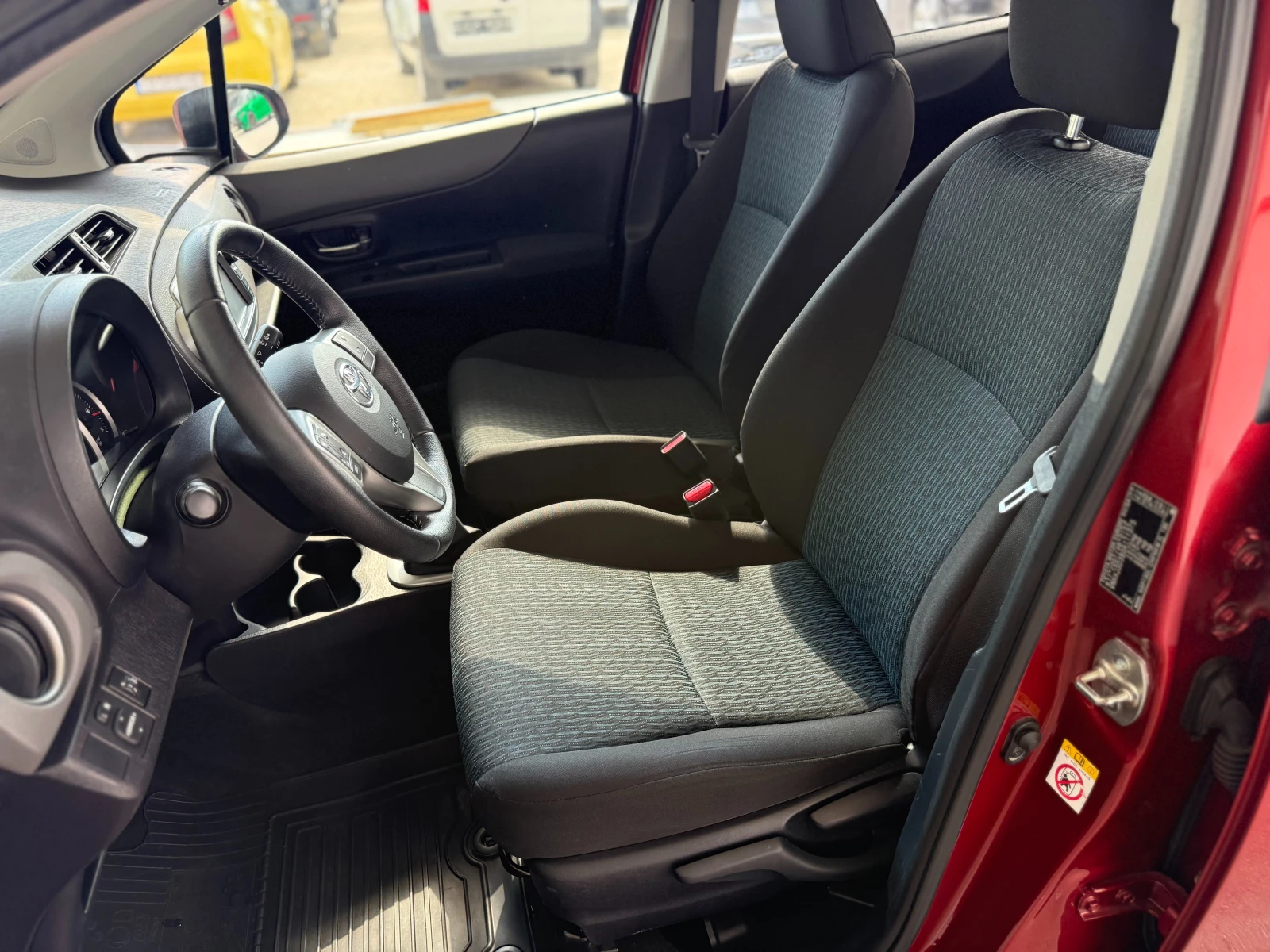 Toyota Yaris 1.3 = 2014 = 80K KM = NAVI = ЛИЗИНГ, снимка 9 - Автомобили и джипове - 55157874