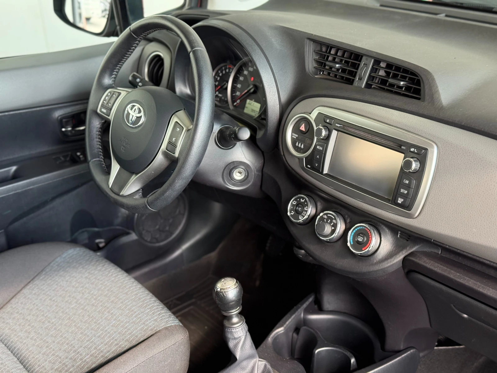 Toyota Yaris 1.3 = 2014 = 80K KM = NAVI = ЛИЗИНГ, снимка 15 - Автомобили и джипове - 55157874