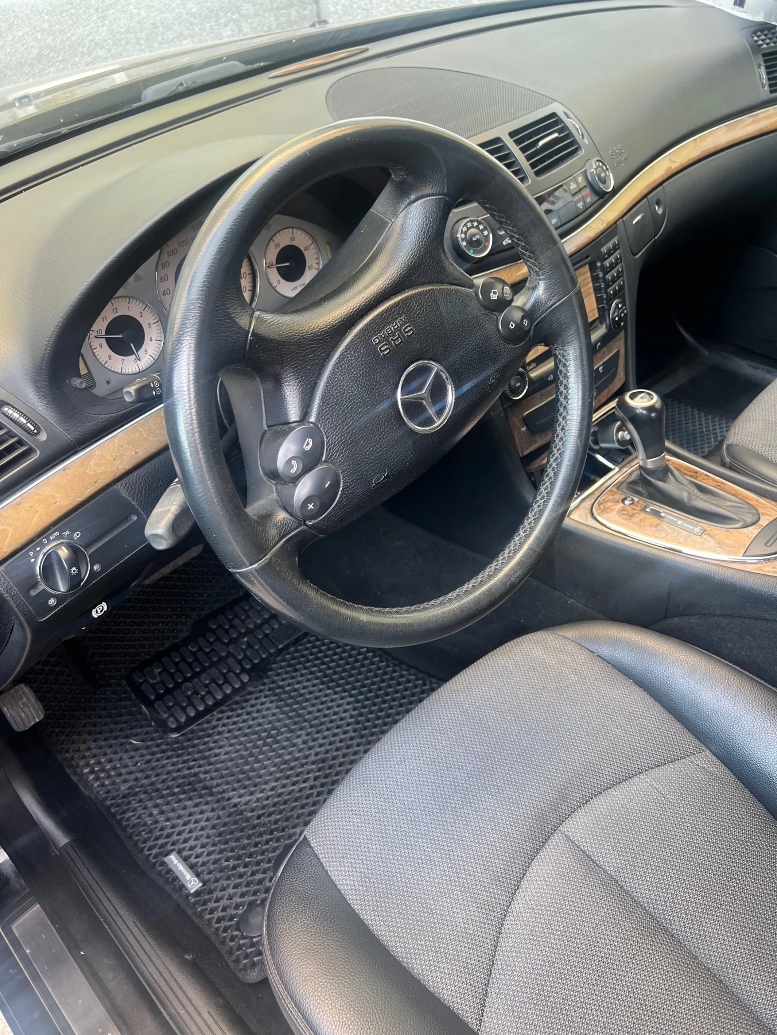 Mercedes-Benz E 220, снимка 2 - Автомобили и джипове - 55354446