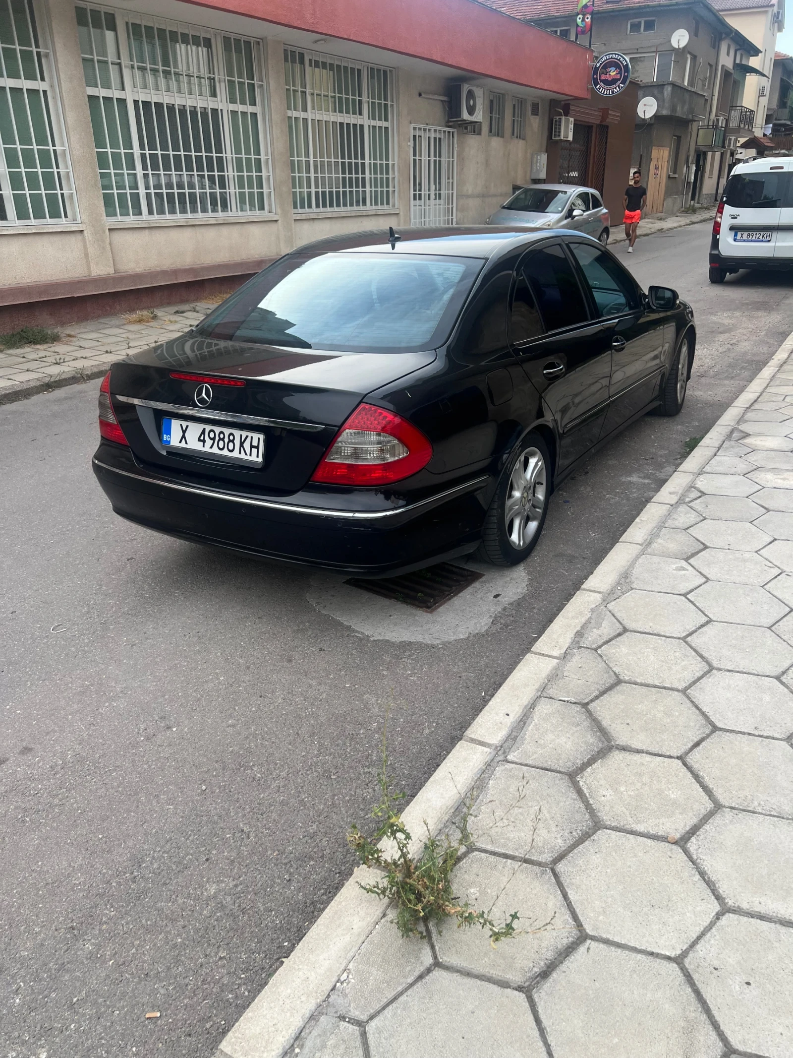 Mercedes-Benz E 220, снимка 11 - Автомобили и джипове - 55354446
