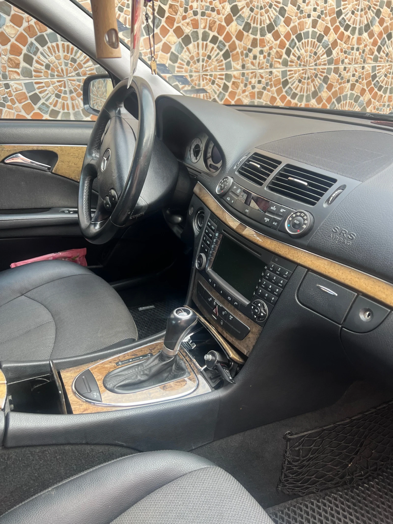 Mercedes-Benz E 220, снимка 5 - Автомобили и джипове - 55354446