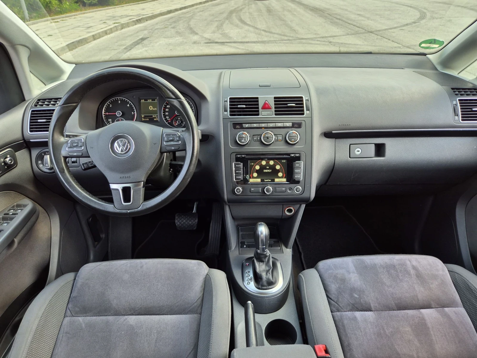 VW Touran 2.0TDI Hingline DSG Navi Кожа Печка, снимка 9 - Автомобили и джипове - 55550579