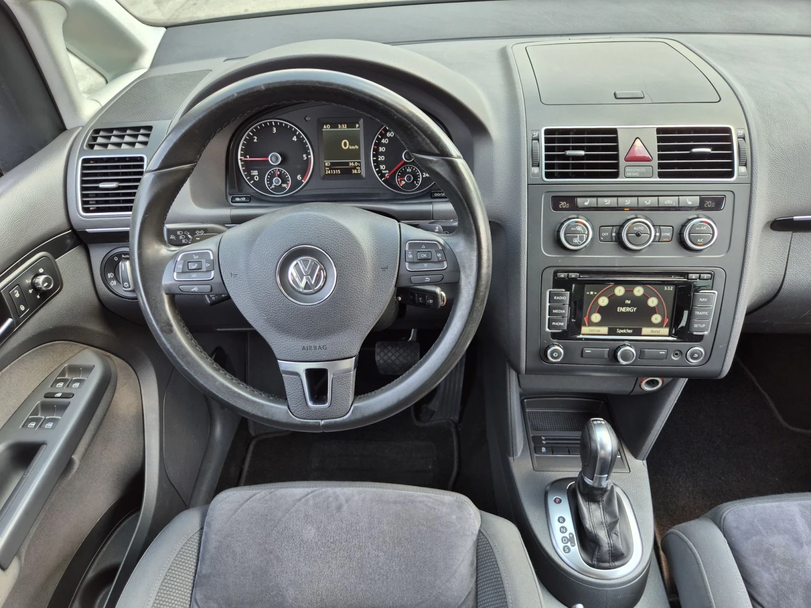 VW Touran 2.0TDI Hingline DSG Navi Кожа Печка, снимка 14 - Автомобили и джипове - 55550579