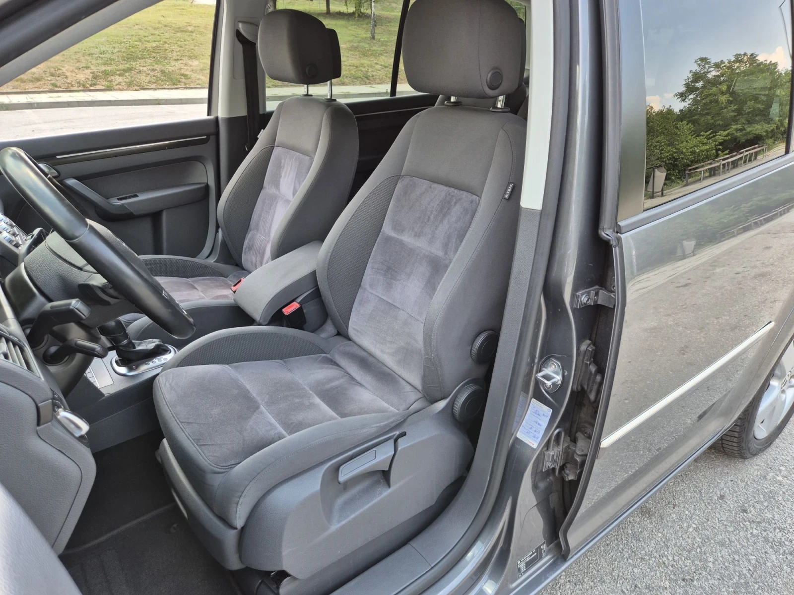 VW Touran 2.0TDI Hingline DSG Navi Кожа Печка, снимка 10 - Автомобили и джипове - 55550579
