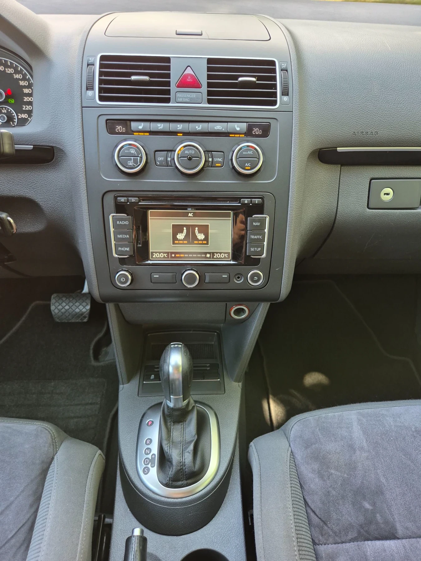 VW Touran 2.0TDI Hingline DSG Navi Кожа Печка, снимка 15 - Автомобили и джипове - 55550579