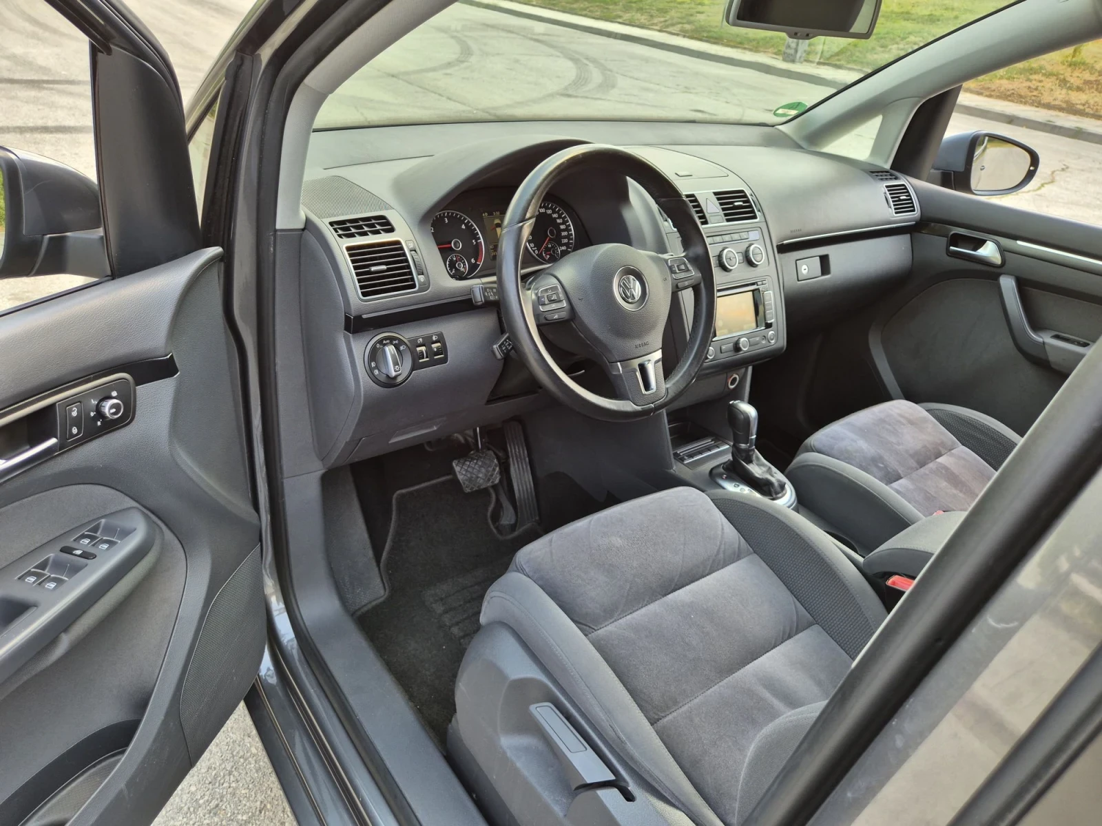 VW Touran 2.0TDI Hingline DSG Navi Кожа Печка, снимка 12 - Автомобили и джипове - 55550579