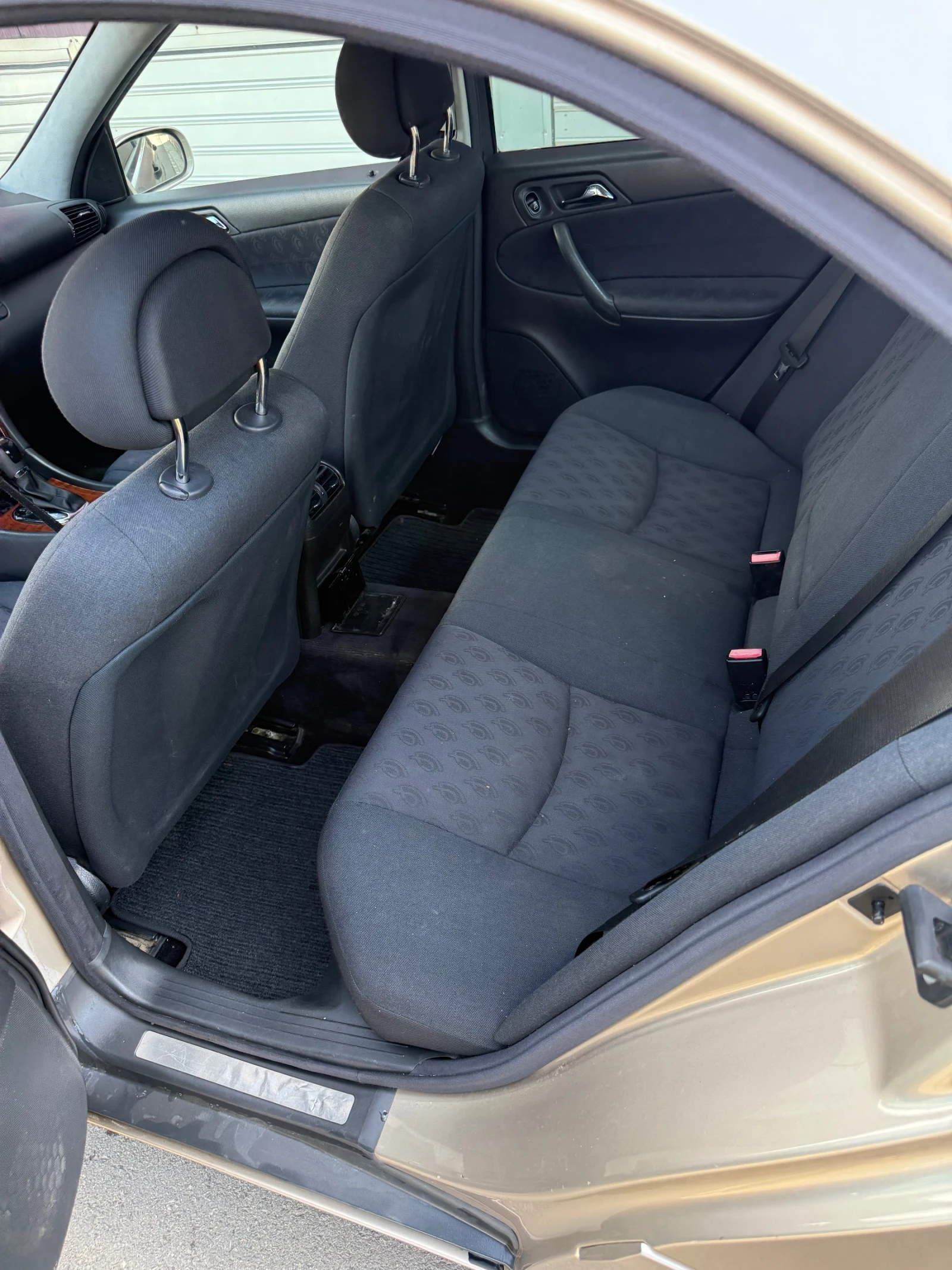 Mercedes-Benz C 220, снимка 7 - Автомобили и джипове - 55876349