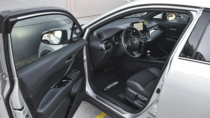 Toyota C-HR 2.0 Hybrid Club Automatic, снимка 8 - Автомобили и джипове - 51274494