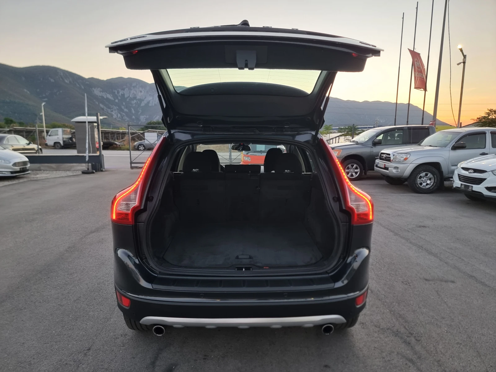 Volvo XC60 2.4 D5, снимка 13 - Автомобили и джипове - 55947753