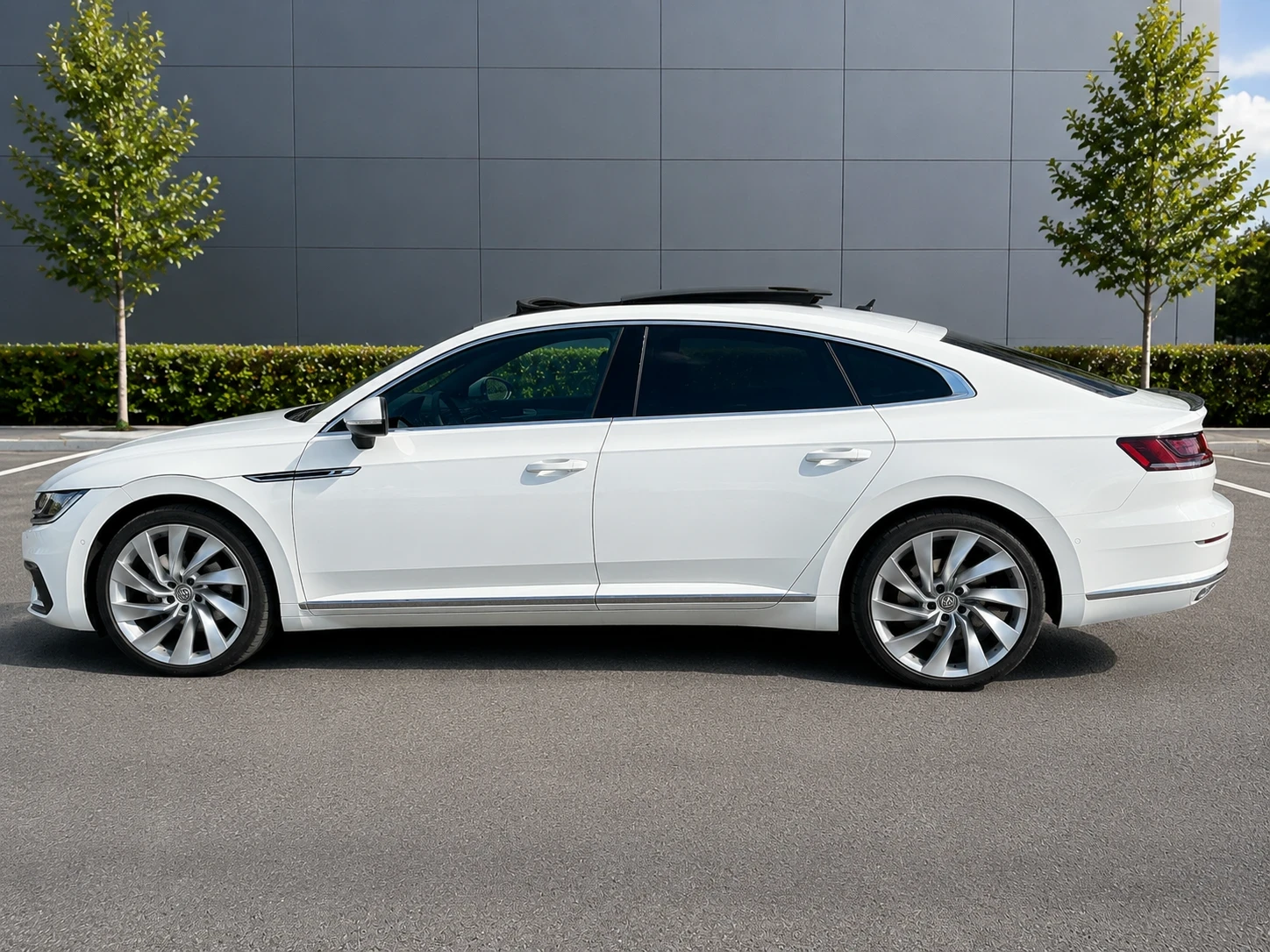 VW Arteon R-Line * KEYLESS * PANORAMA * FULL, снимка 2 - Автомобили и джипове - 53895514