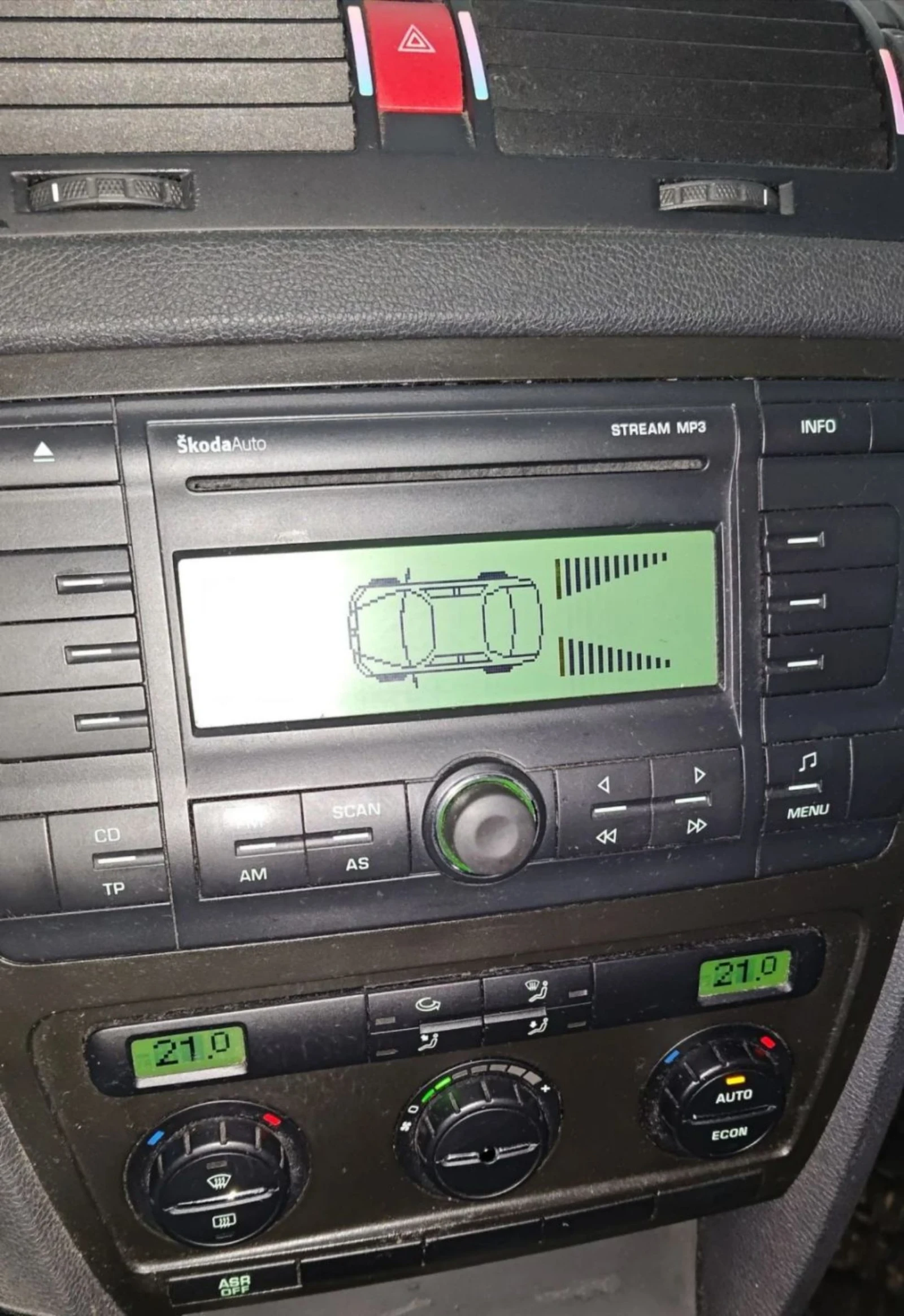 Skoda Octavia 1.6FSI BENZIN 1ви Собственик Michelin, снимка 11 - Автомобили и джипове - 53769134