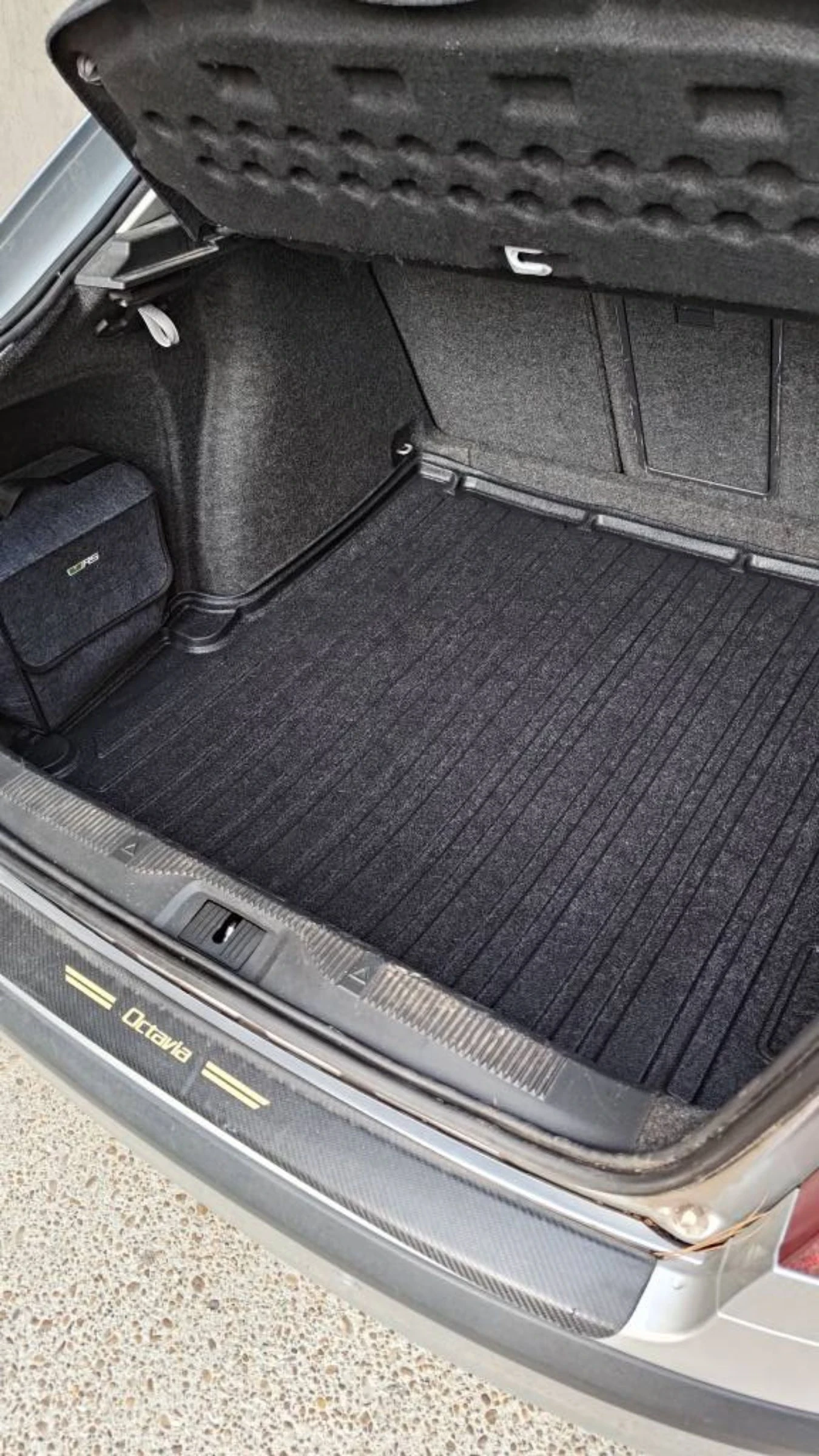 Skoda Octavia 1.6FSI BENZIN 1ви Собственик Michelin, снимка 9 - Автомобили и джипове - 53769134