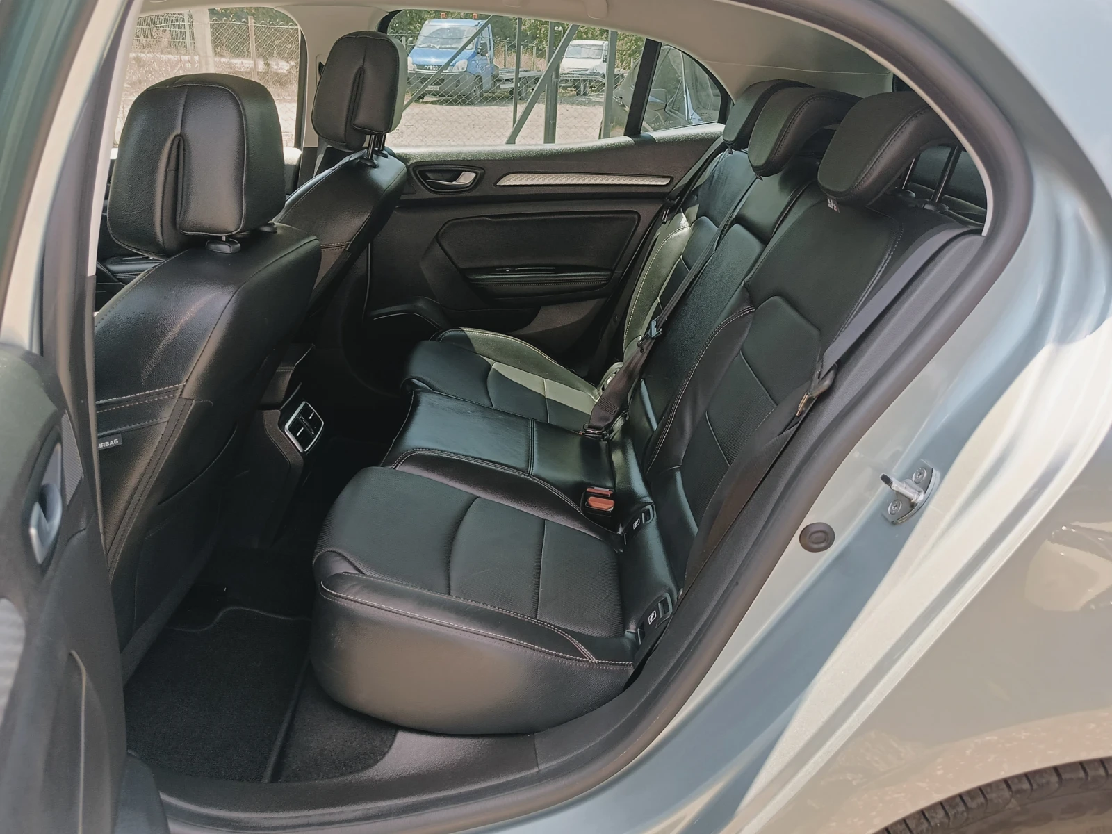 Renault Megane 1.6 Plug in hybrid , снимка 9 - Автомобили и джипове - 55336917
