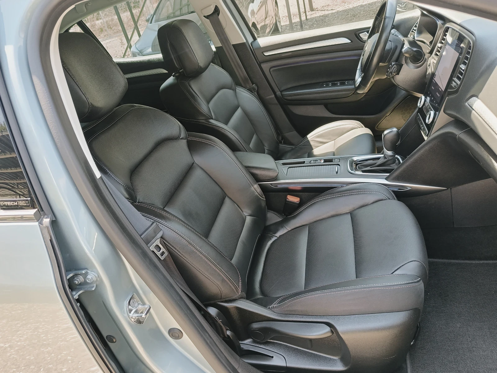Renault Megane 1.6 Plug in hybrid , снимка 8 - Автомобили и джипове - 55336917