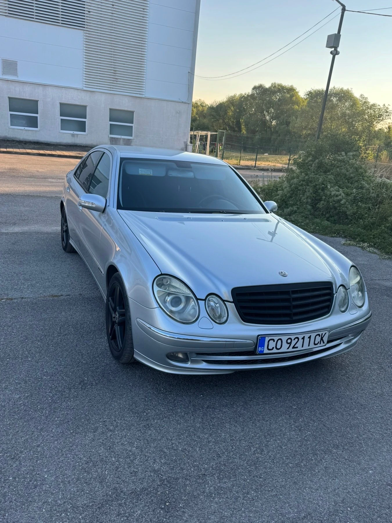 Mercedes-Benz E 220 Avantgarde, снимка 2 - Автомобили и джипове - 55533015
