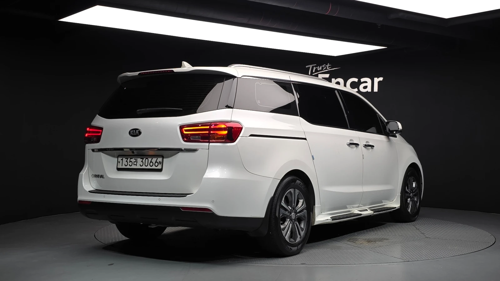 Kia Carnival PRESTIGE 2.2 * 11 МЕСТА * ПОДГРЕВ СЕДАЛКИ/ВОЛАН, снимка 2 - Автомобили и джипове - 55618168
