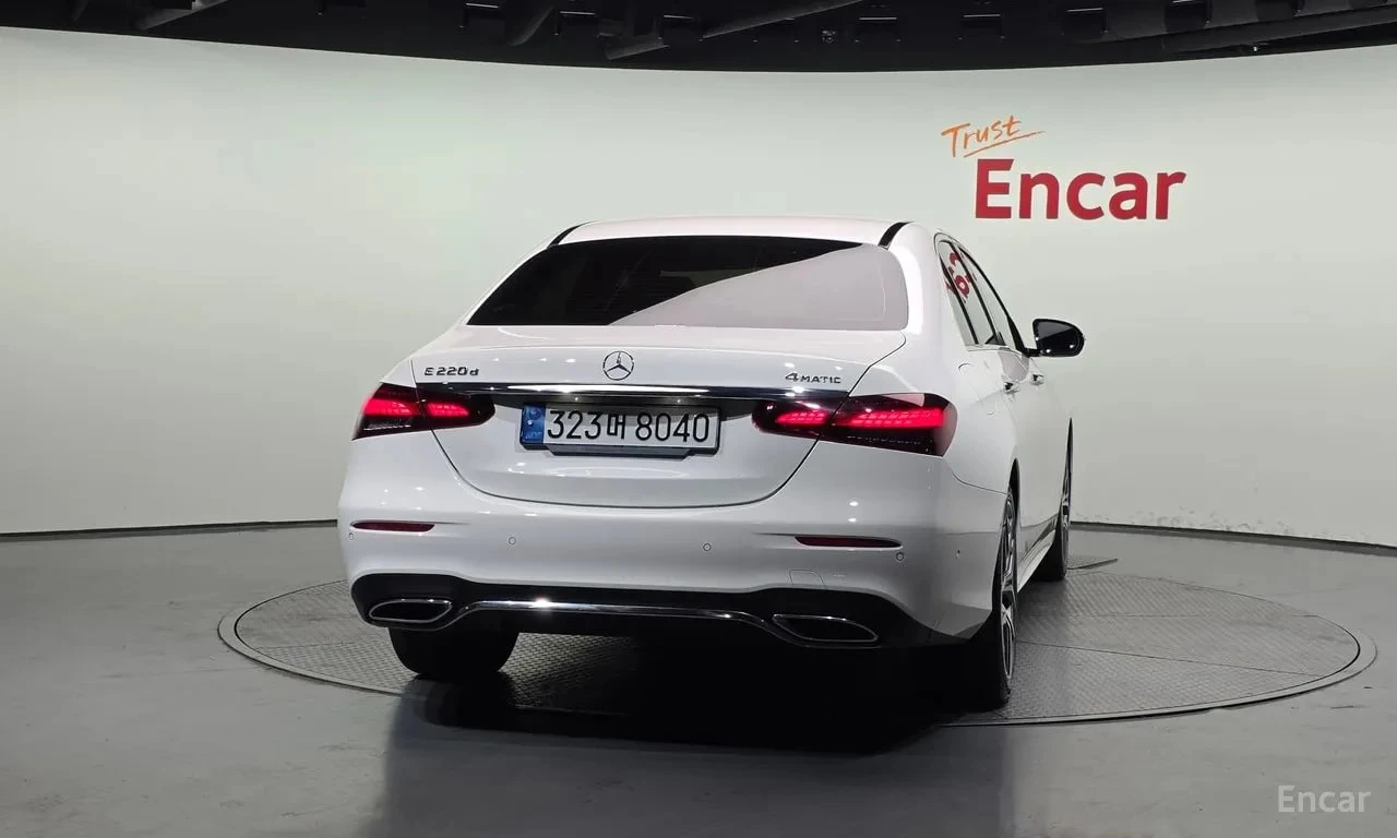 Mercedes-Benz E 220 d 4MATIC AMG Line | АВТОФИНАНСИРАНЕ, снимка 4 - Автомобили и джипове - 56041773