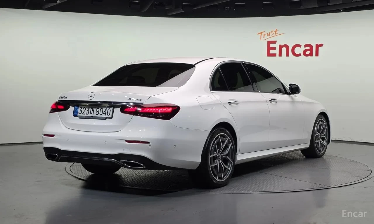 Mercedes-Benz E 220 d 4MATIC AMG Line | АВТОФИНАНСИРАНЕ, снимка 2 - Автомобили и джипове - 56041773