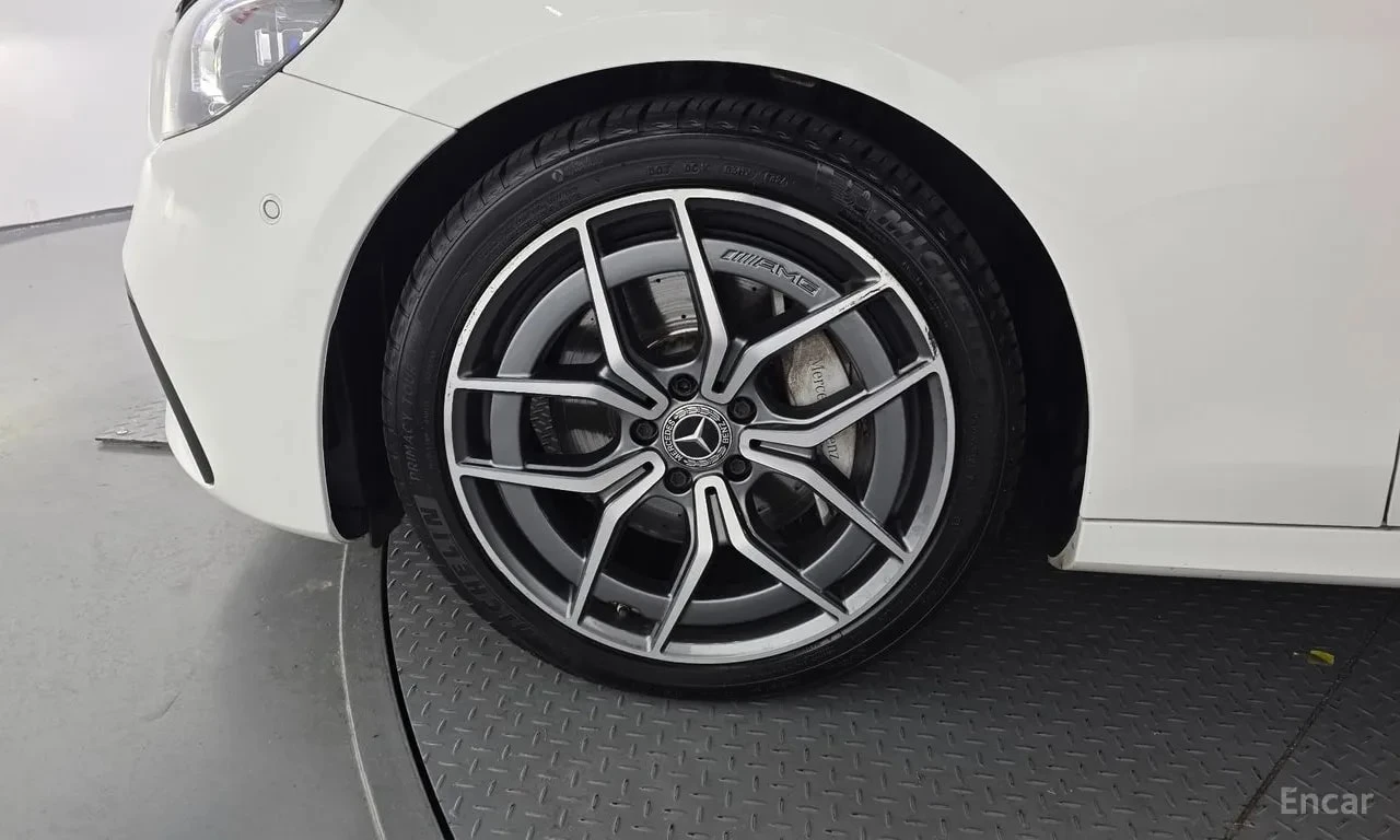 Mercedes-Benz E 220 d 4MATIC AMG Line | АВТОФИНАНСИРАНЕ, снимка 5 - Автомобили и джипове - 56041773