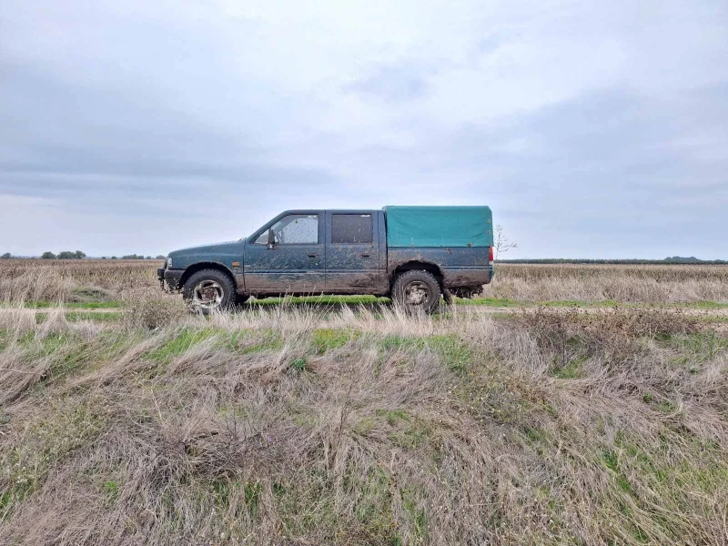 Isuzu Trooper ПИКАПА Е ПЕРФЕКТЕН ОБСЛУЖЕН ОТ-ДО БРАКУВАН , снимка 2 - Автомобили и джипове - 52673413