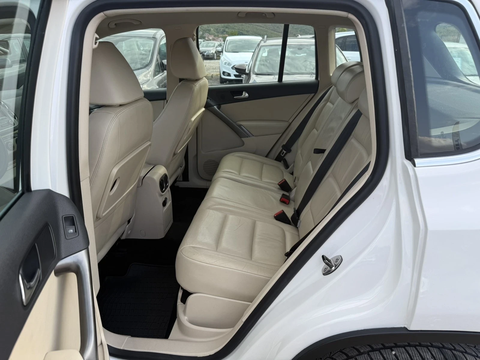 VW Tiguan 2.0 TDI 4-MOTION FULL ЕКСТРИ, снимка 12 - Автомобили и джипове - 55825859