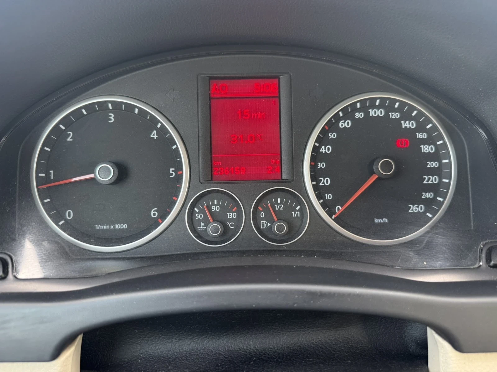 VW Tiguan 2.0 TDI 4-MOTION FULL ЕКСТРИ, снимка 13 - Автомобили и джипове - 55825859