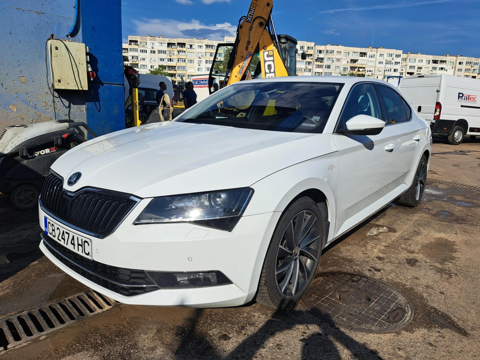 Skoda Superb 2.0 TDI CR  L&K 4х4 - изображение 2