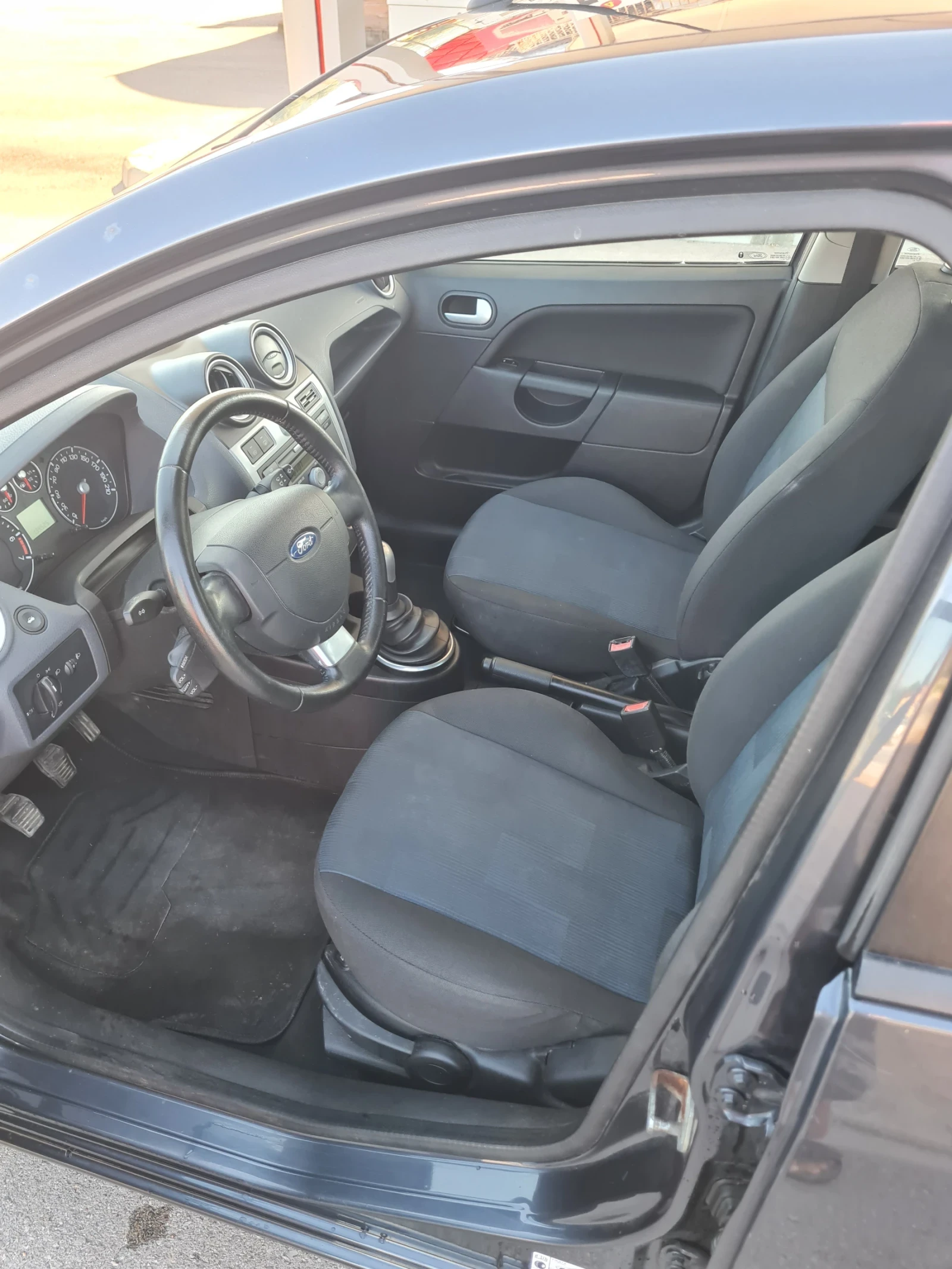 Ford Fiesta 1.3куб. 87к с. - изображение 6