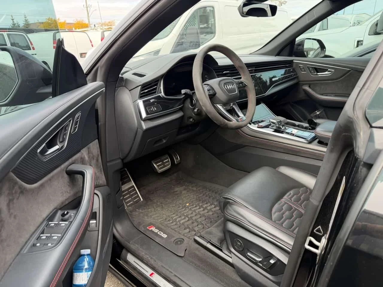 Audi RSQ8 / АЛКАНТАРА / ДИСТРОНИК / ОБДУХВАНЕ / АВТОКРЕДИТ, снимка 8 - Автомобили и джипове - 56262307