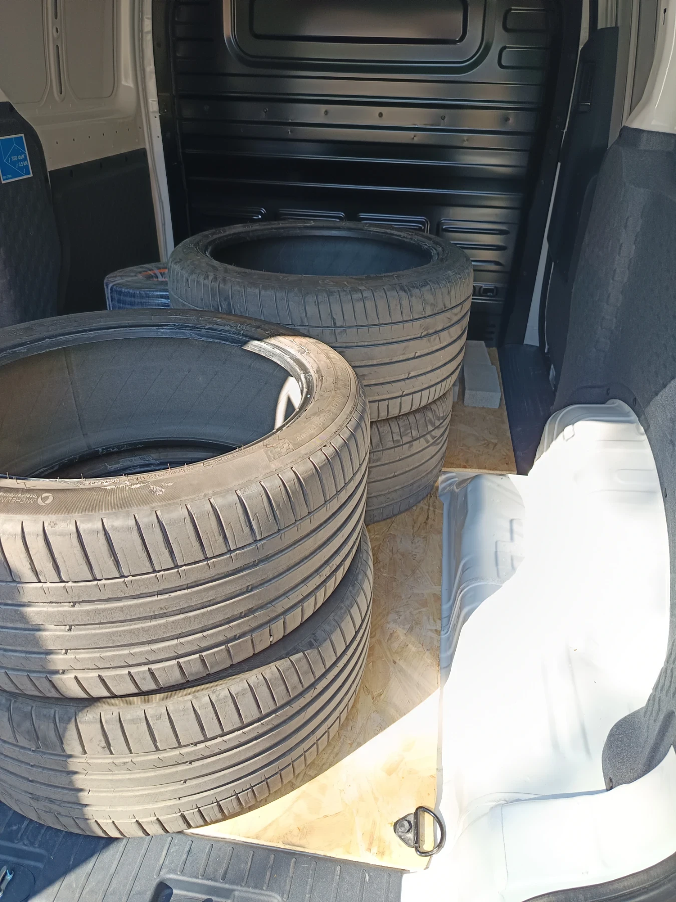 Гуми Летни 285/40R21, снимка 7 - Гуми и джанти - 55741543