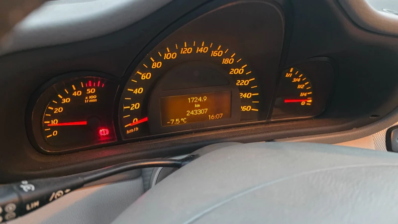 Mercedes-Benz C 220 2.2cdi, снимка 9 - Автомобили и джипове - 53181642