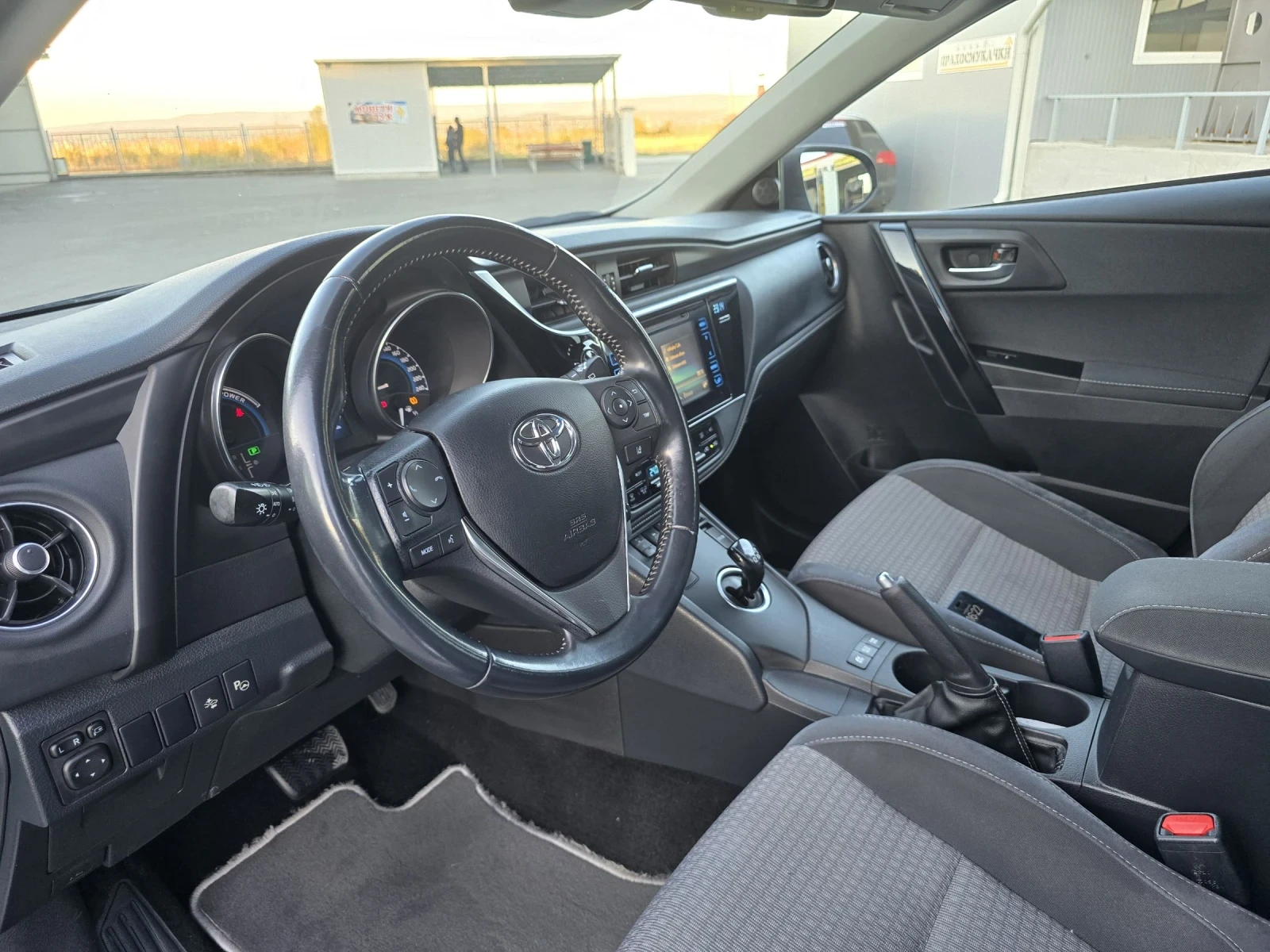 Toyota Auris Hybrid В ГАРАНЦИЯ - изображение 7