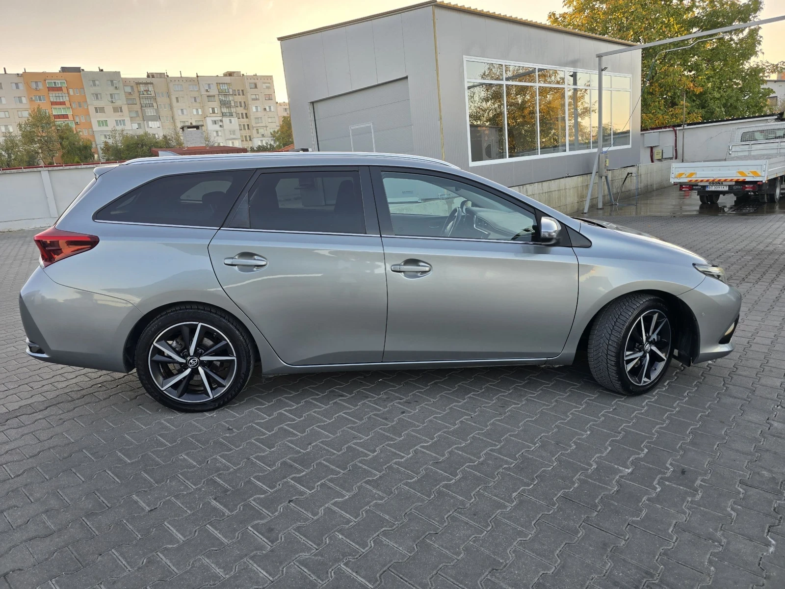 Toyota Auris Hybrid В ГАРАНЦИЯ - изображение 5