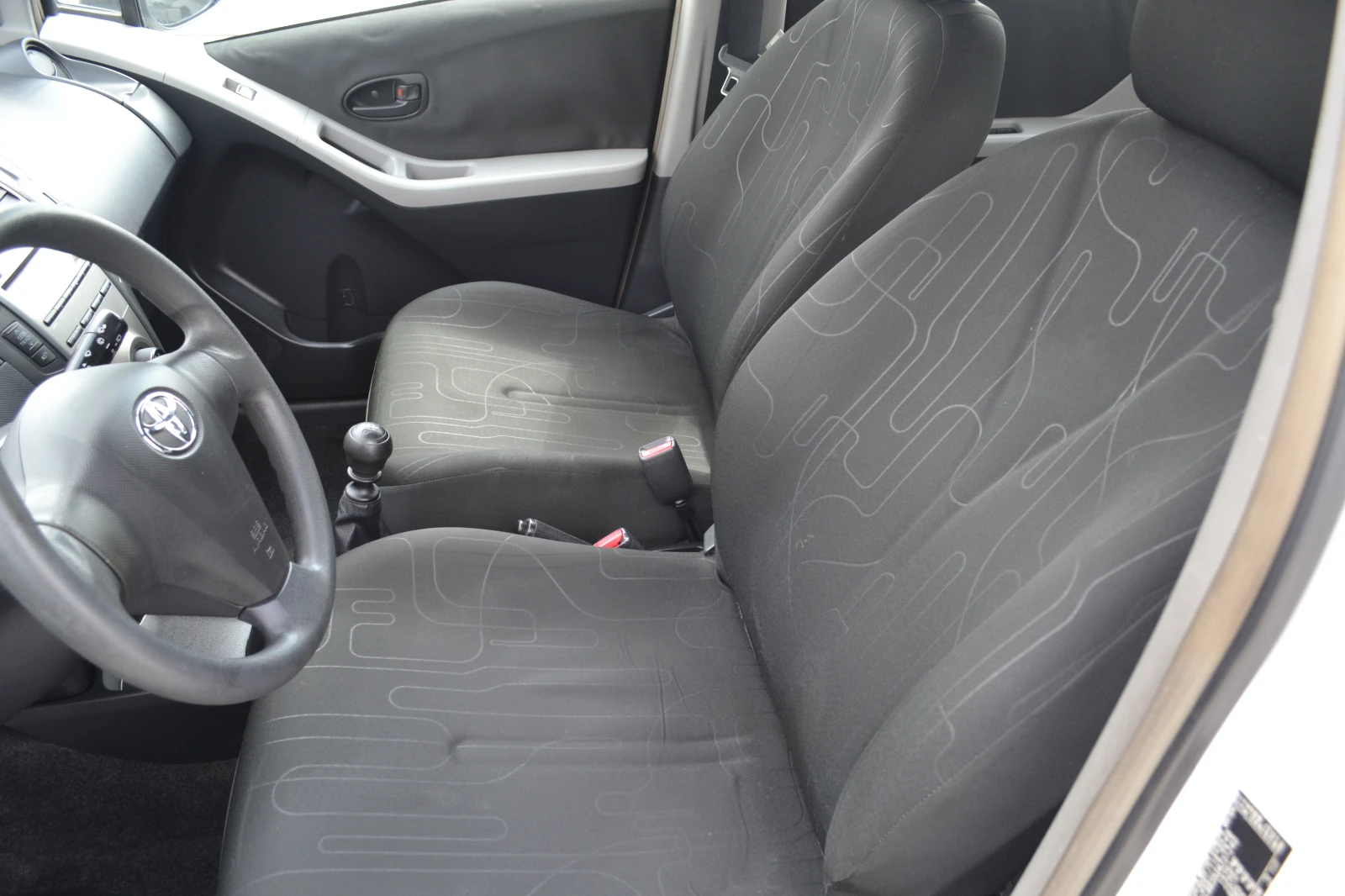 Toyota Yaris 1.4D-4D, снимка 8 - Автомобили и джипове - 54278010