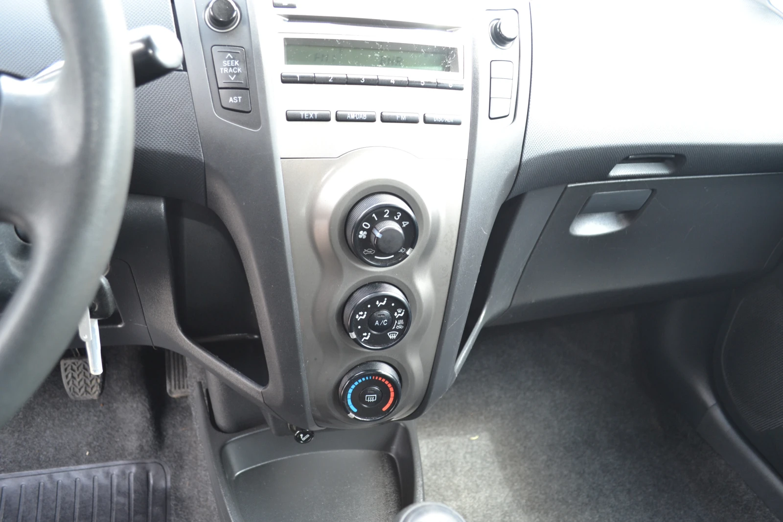 Toyota Yaris 1.4D-4D, снимка 11 - Автомобили и джипове - 54278010