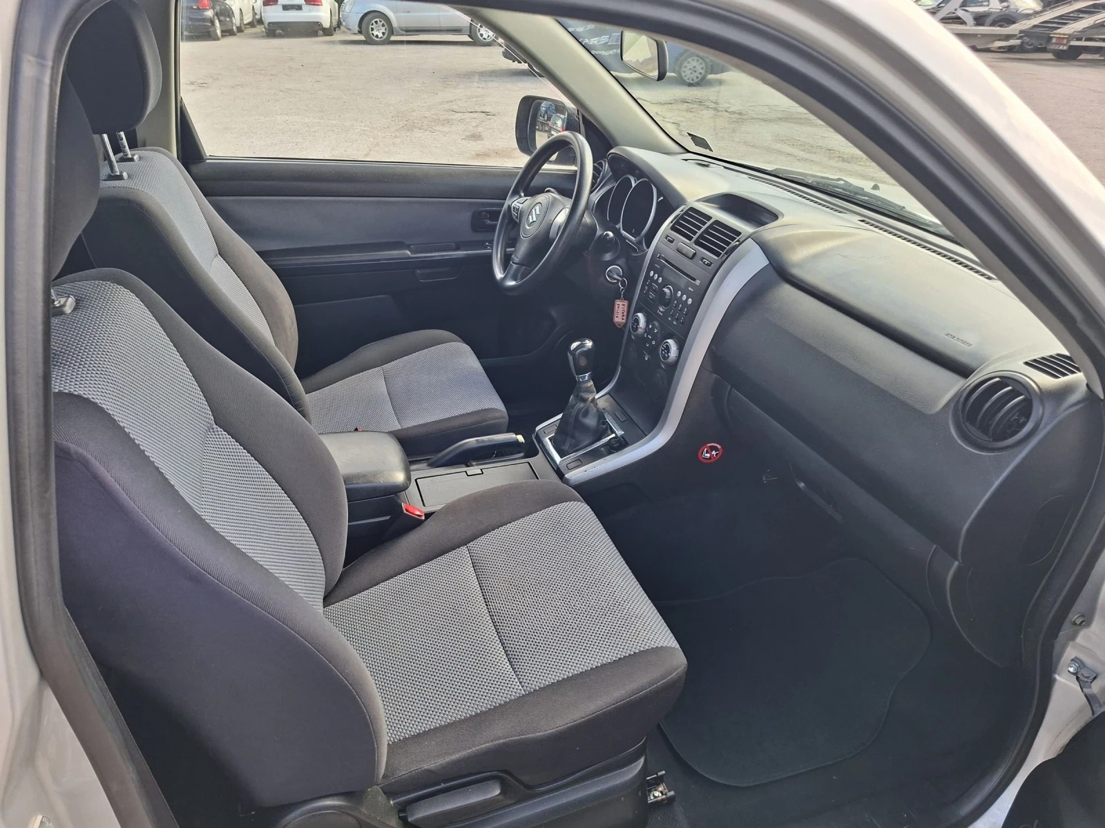 Suzuki Grand vitara 1.6 BENZIN, снимка 10 - Автомобили и джипове - 54702310