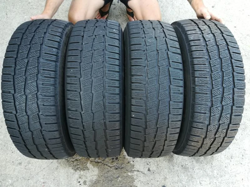 Гуми Зимни 215/60R17, снимка 1 - Гуми и джанти - 29227465