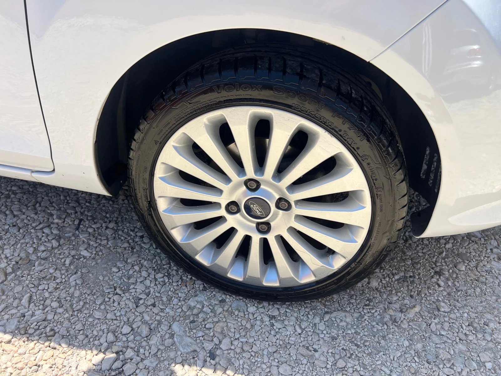 Ford Fiesta 1.4 Фабрична Газ - изображение 9
