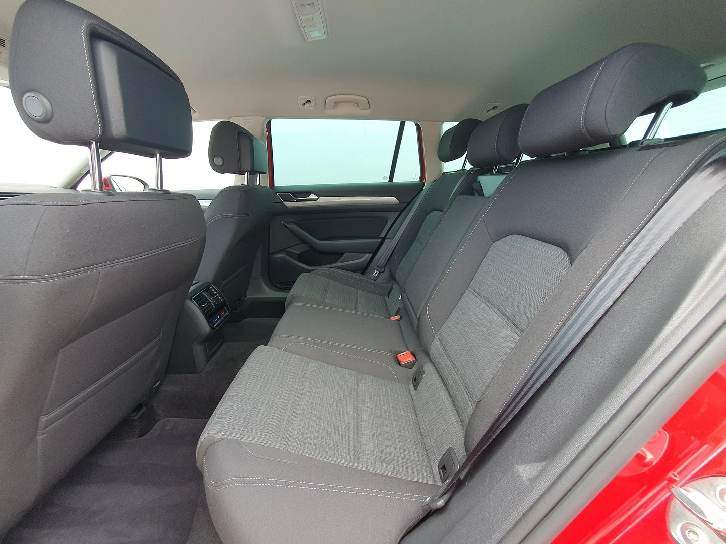 VW Passat Business 2.0 TDI SCR DSG - изображение 4