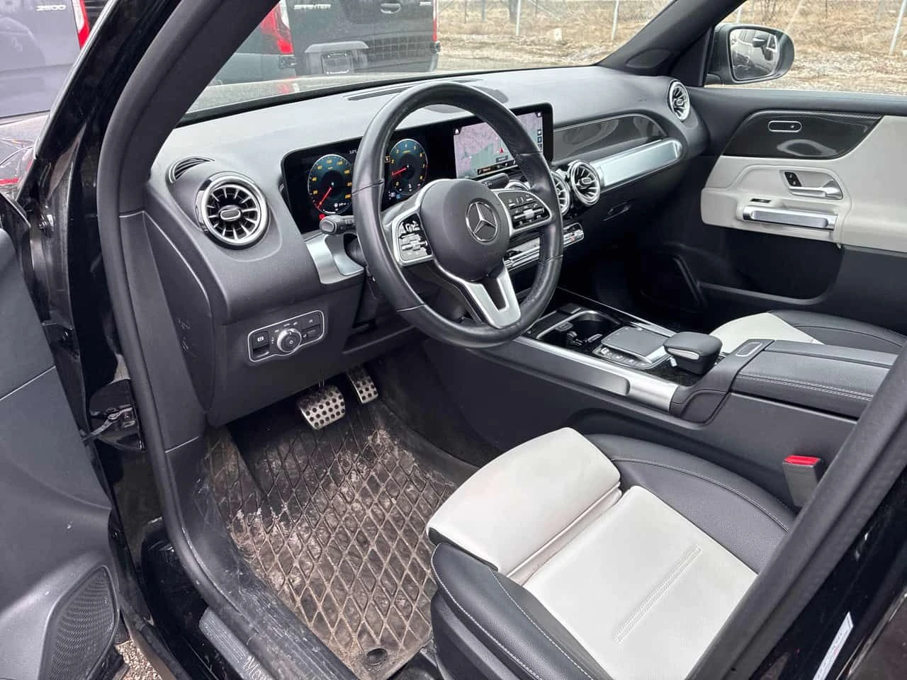 Mercedes-Benz GLB 250/ПАНОРАМА/ДИСТРОНИК/BURMESTER/360 CAM, снимка 7 - Автомобили и джипове - 54132761