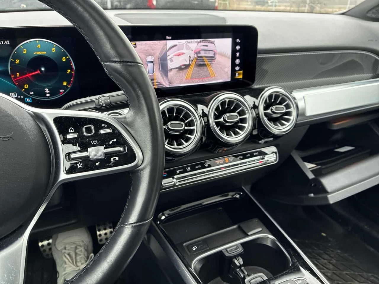 Mercedes-Benz GLB 250/ПАНОРАМА/ДИСТРОНИК/BURMESTER/360 CAM, снимка 9 - Автомобили и джипове - 54132761