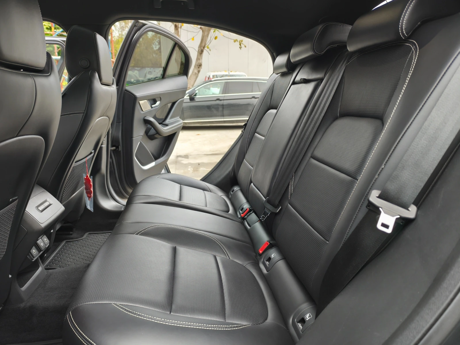 Jaguar I-Pace 90 kWh ВЪЗМОЖЕН ЛИЗИНГ, снимка 11 - Автомобили и джипове - 56013119