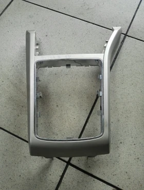 пластмаса около ръчна спирачка Опел Астра Н