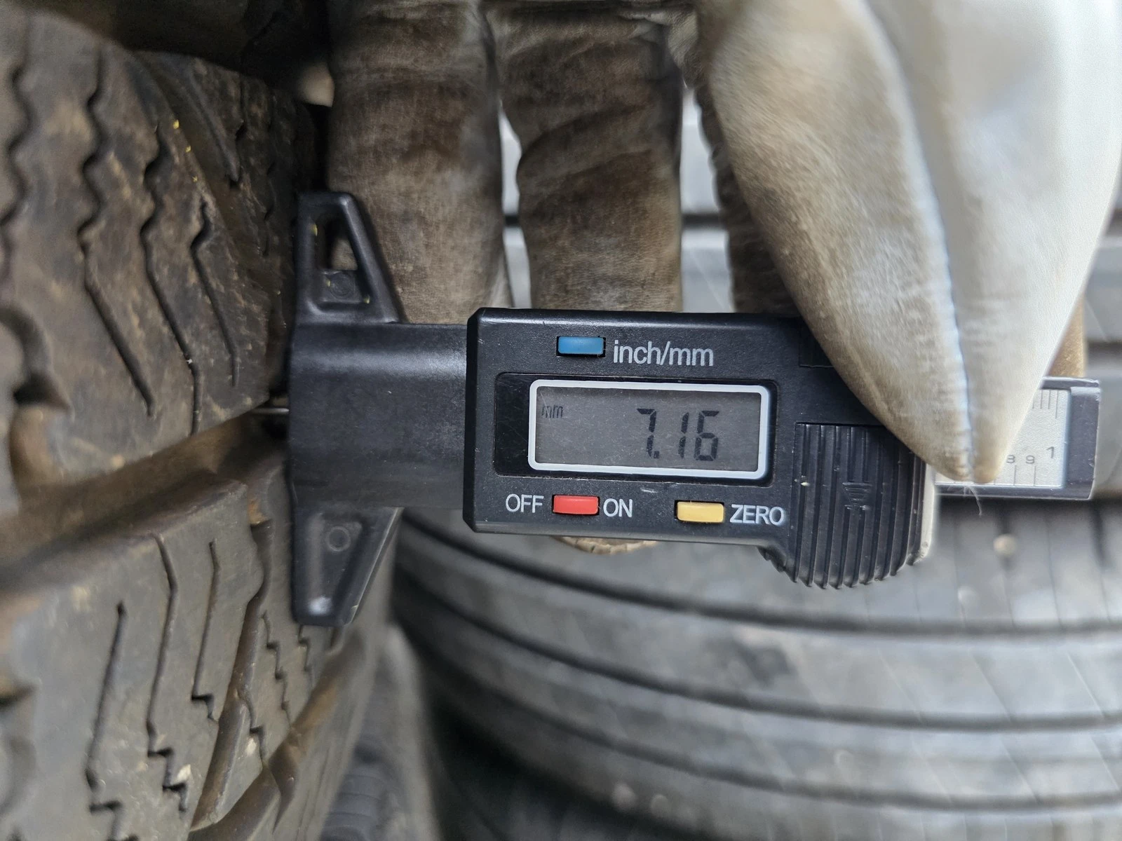 Гуми Зимни 225/75R16, снимка 6 - Гуми и джанти - 56724881