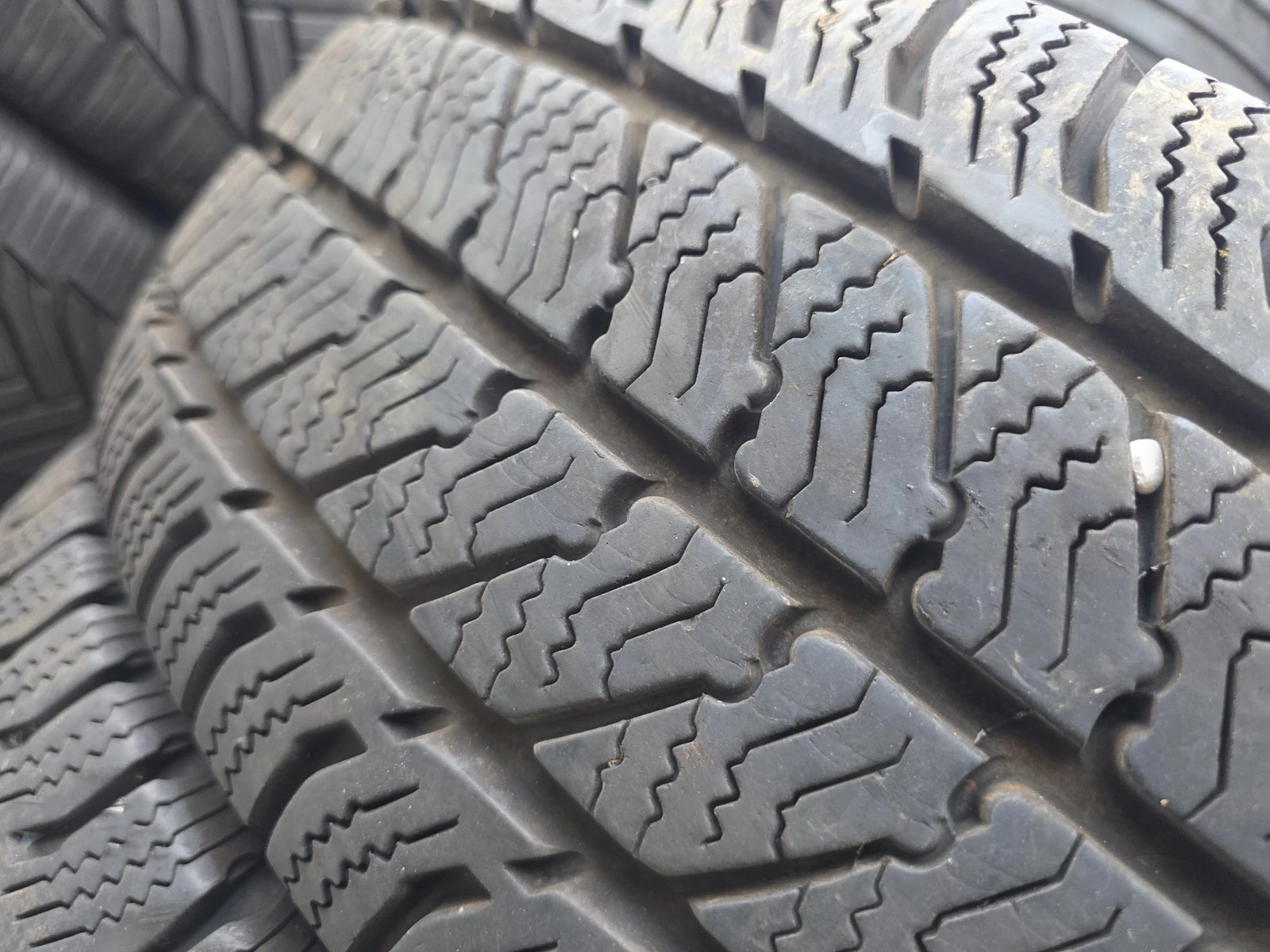 Гуми Зимни 225/75R16, снимка 4 - Гуми и джанти - 56724881