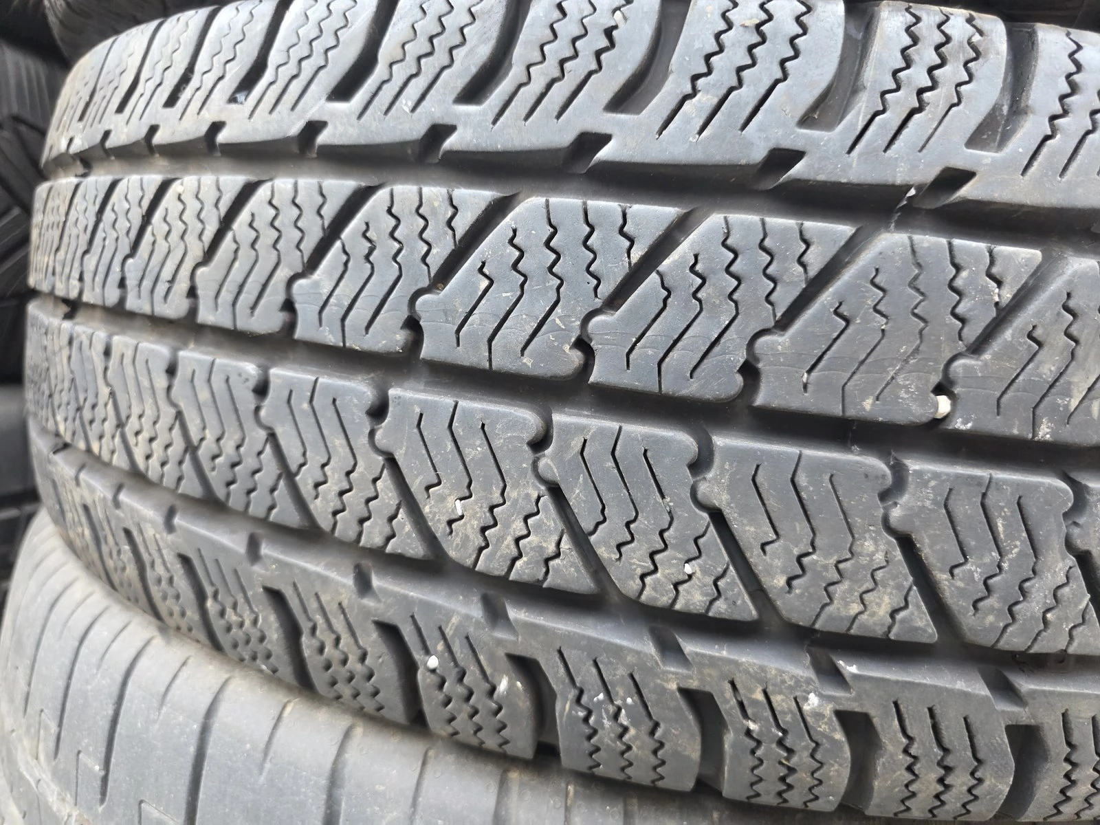 Гуми Зимни 225/75R16, снимка 2 - Гуми и джанти - 56724881
